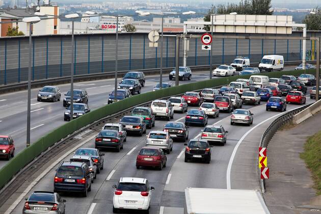 Stau im Verkehr mit Autos auf einer Autobahn Strasse McPBBO McPBBO