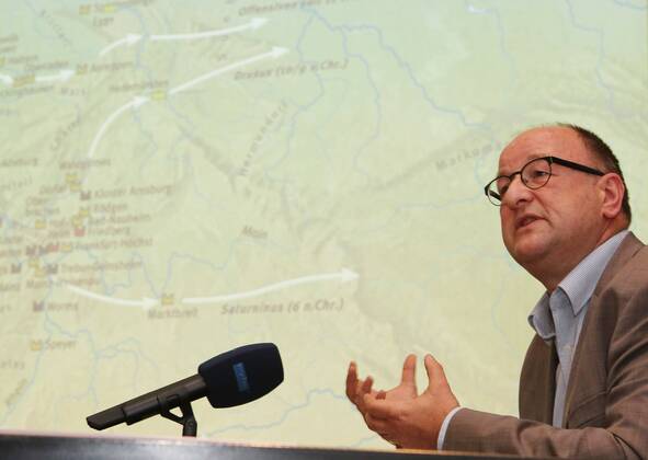 Römische Truppen in Thüringen 09.05.14 , Weimar, Pressekonferenz zu Funden aus der Römerzeit in Hachelbich im Bild: Professor Michael Meyer