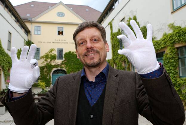 Römische Truppen in Thüringen 09.05.14 , Weimar, Pressekonferenz zu Funden aus der Römerzeit in Hachelbich im Bild: Dr.Mario Küssner (45) mit Fundstücken aus Hachelbich, die beweisen, dass die Römer in Thüringen waren