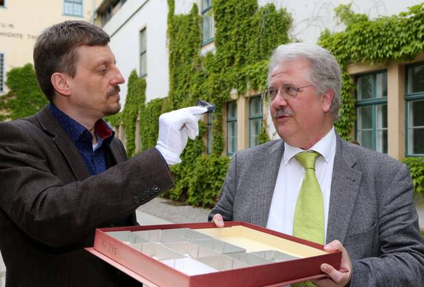 Römische Truppen in Thüringen 09.05.14 , Weimar, Pressekonferenz zu Funden aus der Römerzeit in Hachelbich im Bild: Dr.Mario Küssner (45) und Dr.Ostritz, Präsident des Landesamtes für Denkmalpflege und Archäologie, mit Fundstücken aus Hachelbich, die beweisen, dass die Römer in Thüringen waren