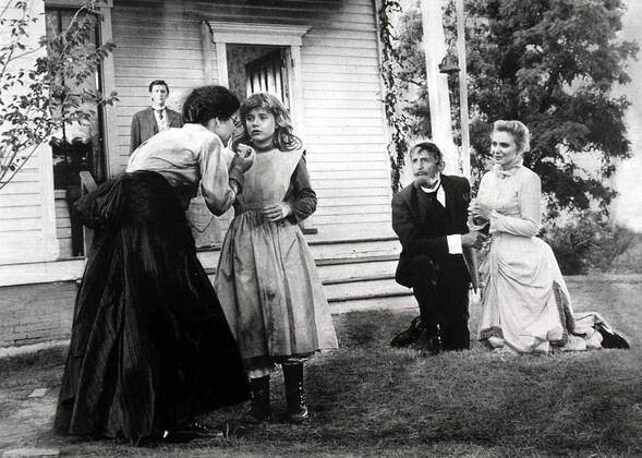 OSCARS. Beste Hauptdarstellerin. Preisträgerinnen 1961-1970 Anne Bancroft, Patty Duke, Victor Jory, Inga Swenson Nach langen und schweren Kaempfen mit der stoerrischen und voellig verzogenen Helen (Patty Duke,2vl) kann Annie Sullivan (Anne Bancroft,l), die selbst fast blind ist, erste Erfolge vorweisen. Capt. Keller (Victor Jory,2vr) und seine Frau Kate (Inga Swenson) kennen ihr Kind kaum wieder. 1961 UnitedArchives01354185