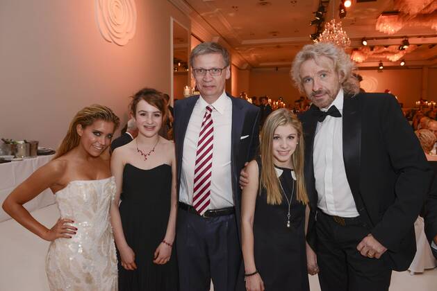 von links: Sylvie Meis, Karlotta Philippsen; Guenther Günther Jauch, Jule Koehler und Thomas Gottschalk, Rosenball zugunsten der Stiftung Deutsche Schlaganfall-Hilfe, Festveranstaltung in Berlin, 31.05.2014 Poolfoto!