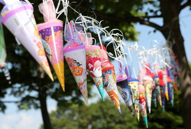 IMAGO Creative: Gesellschaft, Schule, Schulanfang Zuckertüten 18.06.14 , Erfurt, Zuckertüten an einer Leine