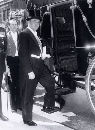 May 15, 1959 - London, England, United Kingdom - IGNACIO IRIBARREN boards the State Carriage for Buckingham Palace to present his credentials at the new Venezuelan Ambassador to London... London United Kingdom - ZUMAk09