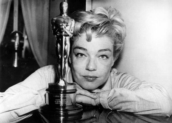 OSCARS. Beste Hauptdarstellerin. Preisträgerinnen 1951-1960 Jan. 1, 1960 - Paris, France - In 1958, French actress, SIMONE SIGNORET went to England to film Room at the Top, which won her numerous awards including the Academy Award for Best Actress. She was the first woman to win the award appearing in a foreign film. PICTURED: Signoret with one of her awards. Paris France - ZUMAk09