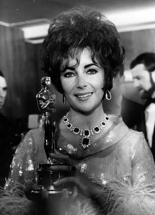 OSCARS. Beste Hauptdarstellerin. Preisträgerinnen 1961-1970 Apr. 26, 1967 - London, England, U.K. - Actress ELIZABETH TAYLOR won both the Hollywood Oscar and Bristish Oscar for the same film, Who s Afraid of Virgina Woolf. Here she is pictured with her Oscar statuette. Los Angeles U.S. - ZUMAk09