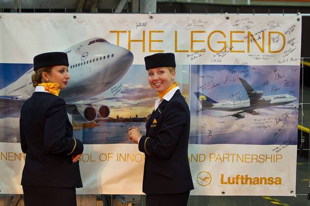 Vorstellung Präsentation Lufthansa Boeing 747-8, Frankfurt Flughafen, Frankfurt, Bild x von 34 Frankfurt, (für LOK), 02.05.2012 Vorstellung Präsentation Lufthansa Boeing 747-8, Frankfurt Flughafen, Frankfurt, im Bild: Flugbegleiterin vor einem Plakat mit der Lufthansa Boeing 747-8 auf dem Gäste Besucher der Veranstaltung unterschrieben haben,