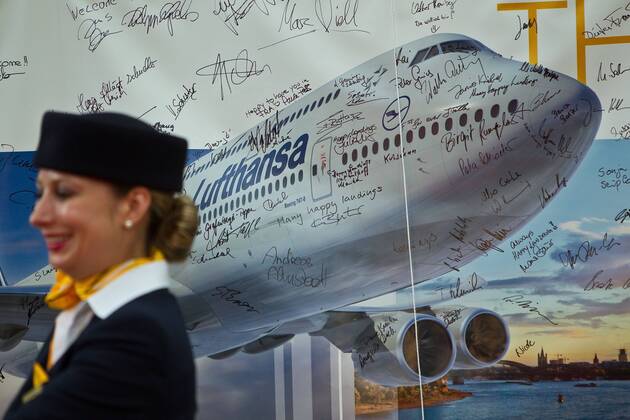 Vorstellung Präsentation Lufthansa Boeing 747-8, Frankfurt Flughafen, Frankfurt, Bild x von 34 Frankfurt, (für LOK), 02.05.2012 Vorstellung Präsentation Lufthansa Boeing 747-8, Frankfurt Flughafen, Frankfurt, im Bild: Flugbegleiterin vor einem Plakat mit der Lufthansa Boeing 747-8 auf dem Gäste Besucher der Veranstaltung unterschrieben haben,