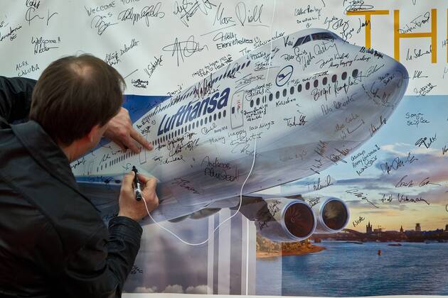 Vorstellung Präsentation Lufthansa Boeing 747-8, Frankfurt Flughafen, Frankfurt, Bild x von 34 Frankfurt, (für LOK), 02.05.2012 Vorstellung Präsentation Lufthansa Boeing 747-8, Frankfurt Flughafen, Frankfurt, im Bild: Gäste Besucher der Veranstaltung unterschreiben auf einem Plakat mit der Lufthansa Boeing 747-8,