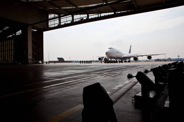 Vorstellung Präsentation Lufthansa Boeing 747-8, Frankfurt Flughafen, Frankfurt, Bild x von 34 Frankfurt, (für LOK), 02.05.2012 Vorstellung Präsentation Lufthansa Boeing 747-8, Frankfurt Flughafen, Frankfurt, im Bild: neue Lufthansa Boeing 747-8 wird in den Hangar gezogen,