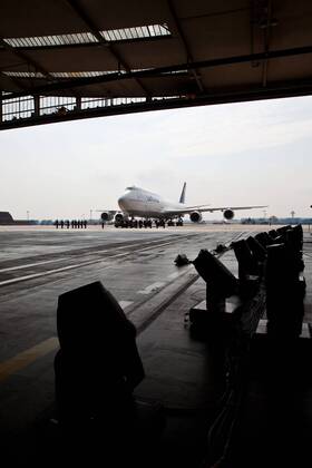 Vorstellung Präsentation Lufthansa Boeing 747-8, Frankfurt Flughafen, Frankfurt, Bild x von 34 Frankfurt, (für LOK), 02.05.2012 Vorstellung Präsentation Lufthansa Boeing 747-8, Frankfurt Flughafen, Frankfurt, im Bild: neue Lufthansa Boeing 747-8 wird in den Hangar gezogen,