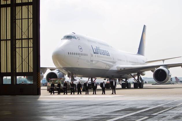 Vorstellung Präsentation Lufthansa Boeing 747-8, Frankfurt Flughafen, Frankfurt, Bild x von 34 Frankfurt, (für LOK), 02.05.2012 Vorstellung Präsentation Lufthansa Boeing 747-8, Frankfurt Flughafen, Frankfurt, im Bild: neue Lufthansa Boeing 747-8 wird in den Hangar gezogen,