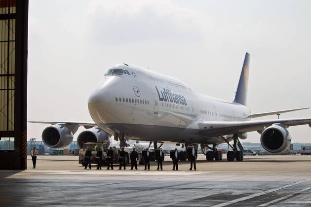 Vorstellung Präsentation Lufthansa Boeing 747-8, Frankfurt Flughafen, Frankfurt, Bild x von 34 Frankfurt, (für LOK), 02.05.2012 Vorstellung Präsentation Lufthansa Boeing 747-8, Frankfurt Flughafen, Frankfurt, im Bild: neue Lufthansa Boeing 747-8 wird in den Hangar gezogen,