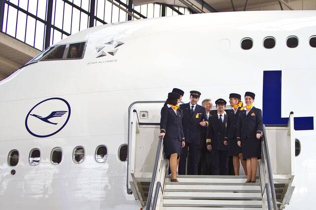 Vorstellung Präsentation Lufthansa Boeing 747-8, Frankfurt Flughafen, Frankfurt, Bild x von 34 Frankfurt, (für LOK), 02.05.2012 Vorstellung Präsentation Lufthansa Boeing 747-8, Frankfurt Flughafen, Frankfurt, im Bild: neue Lufthansa Boeing 747-8 im Hangar, Besatzung und Fluggäste verlassen das Flugzeug,