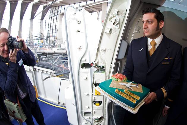 Vorstellung Präsentation Lufthansa Boeing 747-8, Frankfurt Flughafen, Frankfurt, Bild x von 34 Frankfurt, (für LOK), 02.05.2012 Vorstellung Präsentation Lufthansa Boeing 747-8, Frankfurt Flughafen, Frankfurt, im Bild: Flugbegleiter steht mit Geburtstagstorte für das neue Flugzeug Lufthansa Boeing 747-8 an der geöffneten Flugzeugtür, Aufschrift Happy Birthday auf Torte,