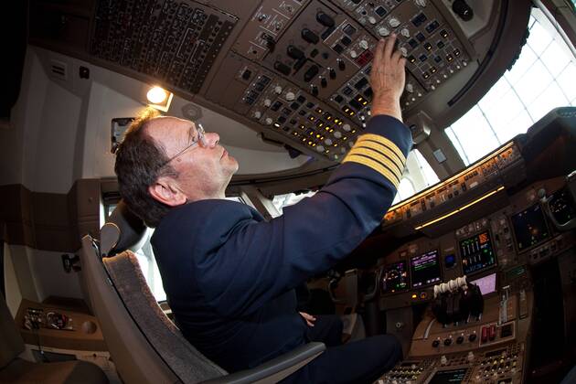 Vorstellung Präsentation Lufthansa Boeing 747-8, Frankfurt Flughafen, Frankfurt, Bild x von 34 Frankfurt, (für LOK), 02.05.2012 Vorstellung Präsentation Lufthansa Boeing 747-8, Frankfurt Flughafen, Frankfurt, im Bild: Elmar Boje (Flottenchef 747-8) im Cockpit der neuen Lufthansa Boeing 747-8,