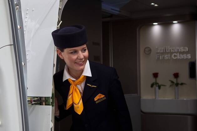 Vorstellung Präsentation Lufthansa Boeing 747-8, Frankfurt Flughafen, Frankfurt, Bild x von 34 Frankfurt, (für LOK), 02.05.2012 Vorstellung Präsentation Lufthansa Boeing 747-8, Frankfurt Flughafen, Frankfurt, im Bild: Flugbegleiterin an der Flugzeugtür der neuen Lufthansa Boeing 747-8, Rosen am Zugangsbereich zur First Class im Hintergrund,