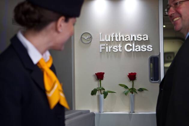 Vorstellung Präsentation Lufthansa Boeing 747-8, Frankfurt Flughafen, Frankfurt, Bild x von 34 Frankfurt, (für LOK), 02.05.2012 Vorstellung Präsentation Lufthansa Boeing 747-8, Frankfurt Flughafen, Frankfurt, im Bild: Flugbegleiterin an der Flugzeugtür begrüß Gäste Besucher der neuen Lufthansa Boeing 747-8, Rosen am Zugangsbereich zur First Class im Hintergrund,