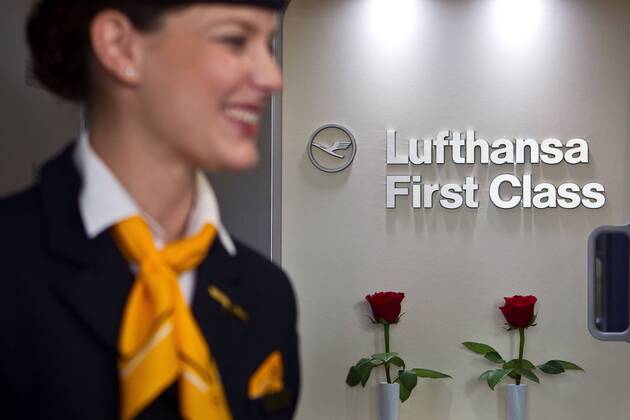 Vorstellung Präsentation Lufthansa Boeing 747-8, Frankfurt Flughafen, Frankfurt, Bild x von 34 Frankfurt, (für LOK), 02.05.2012 Vorstellung Präsentation Lufthansa Boeing 747-8, Frankfurt Flughafen, Frankfurt, im Bild: Flugbegleiterin an der Flugzeugtür der neuen Lufthansa Boeing 747-8, Rosen am Zugangsbereich zur First Class im Hintergrund,