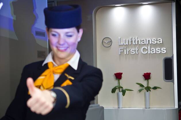Vorstellung Präsentation Lufthansa Boeing 747-8, Frankfurt Flughafen, Frankfurt, Bild x von 34 Frankfurt, (für LOK), 02.05.2012 Vorstellung Präsentation Lufthansa Boeing 747-8, Frankfurt Flughafen, Frankfurt, im Bild: Flugbegleiterin an der Flugzeugtür der neuen Lufthansa Boeing 747-8 signalisiert neue Besucher können ins Flugzeug kommen, Rosen am Zugangsbereich zur First Class im Hintergrund,