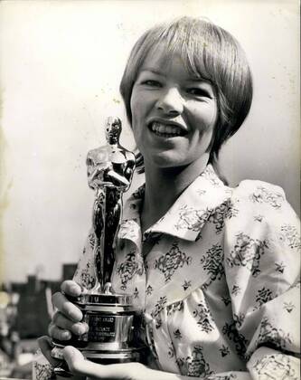 OSCARS. Beste Hauptdarstellerin. Preisträgerinnen 1971-1980 Apr. 27, 1971 - Hal B Wallis brings Oscar to Glenda Jackson: Producer Hal B. Wallis, a member of the board of governors of the Motion Picture Academy of Arts and Sciences, today presented to Glenda Jackson on behalf of the Academy the Oscar she was awarded for her performance in women in love . Wallis, who arrived in London over the week end to begin production on his film Mary, Queen of Scots , in which Miss Jackson co stars with Vanessa Redgrave, brought the Oscar with his from Hollywood. Photo shows a happy Glenda Jackson pictured with her Oscar after the presentation at the Dochester Hotel today. - ZUMAk09
