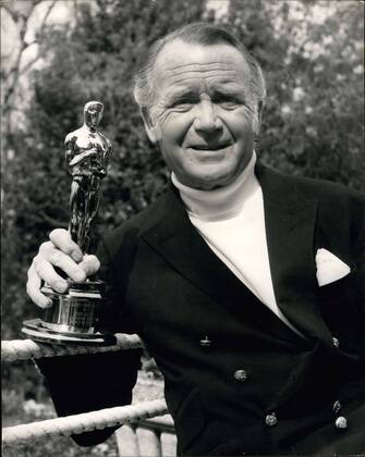 OSCARS. Bester Nebendarsteller. Preisträger 1971-1980 Apr. 30, 1971 - John Mills Return with Oscar and others.: John Mills today returned to London from Hollywood with an Oscar , a Hollywood Golden Globe and a Golden Rose Bowl. The awards are all for his performance as the mis-shapen village freak, Michael, in David Lean s Ryan s Daughter . Photo shows John Mills pictured with his Oscar at his home in Richmond today. - ZUMAk09