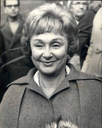 Dec. 12, 1976 - Thanksgiving service for Dame Edith Evans: A thanksgiving service for Dame Edith Evans was held today at St.Paul s, the actors church in Covent Garden. A large theatrical contingent were present. Picture Shows: Actress Googie Withers leaving after today s service.  - ZUMAk09