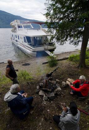 Houseboating, Shuswap Lake, near Salmon Arm, British Columbia, Canada.  acp73830 Photography