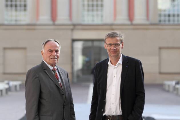 Landtagspräsident Gunter Fritsch und der Wahl-Potsdamer Fernsehmoderator Günther Jauch, vlnr, rufen am 09. September 2014 auf dem Alten Markt vor dem Landtag in Potsdam zur Wahlbeteiligung auf. Der brandenburgische Landtag wird am 14. September 2014 neu gewählt. Landtagswahl 2014 in Brandenburg: Landtagspräsident Gunter Fritsch und Günther Jauch rufen zur Wahlbeteiligung auf