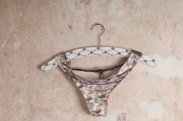 Slip on clothes hanger AWDF00476