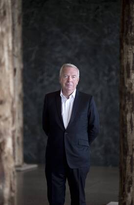 David Chipperfield DEU, Deutschland, Germany, Berlin, 30.09.2014 Architekt David Chipperfield zwischen Baumstämmen in der Ausstellung Sticks and Stones Intervention in der Neuen Nationalgalerie Staatliche Museen in Berlin. Der quadratische Glaspavillon wurde mit 144 entrindeten Baumstämmen in eine Säulenhalle verwandelt. Der britische Stararchitekt David Chipperfield soll die Neue Nationalgalerie von Ludwig Mies van der Rohe in den kommenden drei Jahren denkmalgerecht sanieren. Architect David Chipperfield among tree trunks in his installation or intervention Sticks and Stones at the Neue Nationalgalerie in Berlin, Germany. The installation, which includes 144 tree trunks harvested from a forest near the Baltic Sea, precedes the closure of the museum for a renovation that will be led by Chipperfield.