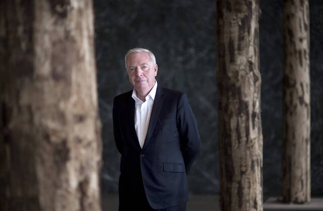 David Chipperfield DEU, Deutschland, Germany, Berlin, 30.09.2014 Architekt David Chipperfield zwischen Baumstämmen in der Ausstellung Sticks and Stones Intervention in der Neuen Nationalgalerie Staatliche Museen in Berlin. Der quadratische Glaspavillon wurde mit 144 entrindeten Baumstämmen in eine Säulenhalle verwandelt. Der britische Stararchitekt David Chipperfield soll die Neue Nationalgalerie von Ludwig Mies van der Rohe in den kommenden drei Jahren denkmalgerecht sanieren. Architect David Chipperfield among tree trunks in his installation or intervention Sticks and Stones at the Neue Nationalgalerie in Berlin, Germany. The installation, which includes 144 tree trunks harvested from a forest near the Baltic Sea, precedes the closure of the museum for a renovation that will be led by Chipperfield.