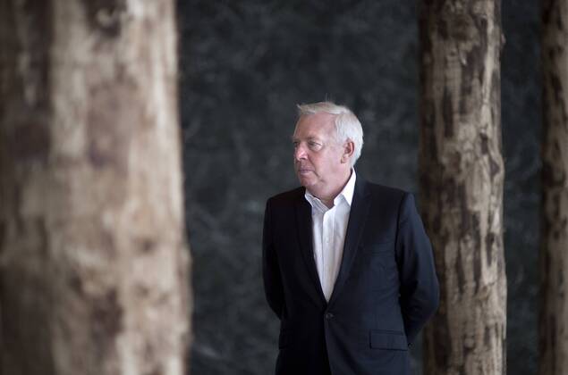 David Chipperfield DEU, Deutschland, Germany, Berlin, 30.09.2014 Architekt David Chipperfield zwischen Baumstämmen in der Ausstellung Sticks and Stones Intervention in der Neuen Nationalgalerie Staatliche Museen in Berlin. Der quadratische Glaspavillon wurde mit 144 entrindeten Baumstämmen in eine Säulenhalle verwandelt. Der britische Stararchitekt David Chipperfield soll die Neue Nationalgalerie von Ludwig Mies van der Rohe in den kommenden drei Jahren denkmalgerecht sanieren. Architect David Chipperfield among tree trunks in his installation or intervention Sticks and Stones at the Neue Nationalgalerie in Berlin, Germany. The installation, which includes 144 tree trunks harvested from a forest near the Baltic Sea, precedes the closure of the museum for a renovation that will be led by Chipperfield.