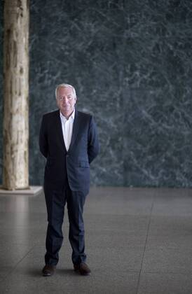 David Chipperfield DEU, Deutschland, Germany, Berlin, 30.09.2014 Architekt David Chipperfield in der Ausstellung Sticks and Stones Intervention in der Neuen Nationalgalerie Staatliche Museen in Berlin. Der quadratische Glaspavillon wurde mit 144 entrindeten Baumstämmen in eine Säulenhalle verwandelt. Der britische Stararchitekt David Chipperfield soll die Neue Nationalgalerie von Ludwig Mies van der Rohe in den kommenden drei Jahren denkmalgerecht sanieren. Architect David Chipperfield and his installation or intervention Sticks and Stones at the Neue Nationalgalerie in Berlin, Germany. The installation, which includes 144 tree trunks harvested from a forest near the Baltic Sea, precedes the closure of the museum for a renovation that will be led by Chipperfield.