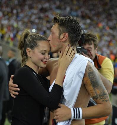 13.07.2014, Fussball WM 2014 - Finale: Deutschland - Argentinien in Rio de Janeiro, Maracana Stadion. Mandy Capristo, Freundin von Mesut Özil (Deutschland) und ihr Schatz Mesut Özil (Deutschland) 13 07 2014 Football World Cup 2014 Final Germany Argentina in Rio de Janeiro Mara Cana Stadium Mandy Capristo Girlfriend from Mesut Özil Germany and Her Treasure Mesut Özil Germany 13 07 2014 Fussball WM 2014 Finale Deutschland Argentinien in Rio de Janeiro Maracana Stadion 13 07 2014 Fussball WM 2014 Finale Deutschland Argentinien in Rio de Janeiro Maracana Stadion