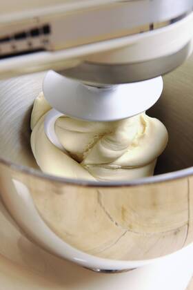 IMAGO Creative: Haushaltsgeräte - Küchenmaschine Kitchen machine kneading pasta dough for home-made tortelloni  IPF000073
