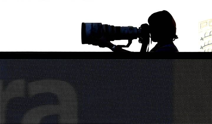 17.10.2014 Stuttgart Fußball 1. Bundesliga 8. Spieltag Saison 2014 2015 VfB Stuttgart vs. TSV Bayer 04 Leverkusen: Fotograf, Fotografin Julian Rahn (Foto Baumann) bei der Arbeit, Silhouette Frau Stock-Foto