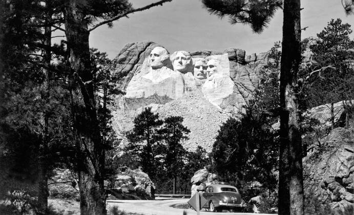 Mount Rushmore, South Dakota: c. 1941. The finished Mount Rushmore sculpture by Guzon Borglum. 990_16_9-US-SD_3HR