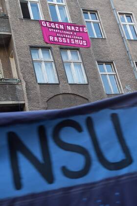 Berlin Gedenkdemonstration für NSU-Opfer Ca. 1.000 Menschen demonstrierten am 1. November 2014 in Berlin anlässlich des dritten Jahrestages der Selbstenttarnung Neonazi-Terrororganisation Nationalsozialistischer Untergrund (NSU) im Jahre 2011 in Gedenken an die Opfer der NSU-Terroristen. Sie forderten Aufklärung über die Zusammenarbeit von deutschen Geheimdiensten und Neonazis, die von den Behörden bislang nur sehr zögerlich betrieben wird. Noch immer werden in den verschiedenen Untersuchungsausschüssen Akten von Geheimdiensten zurückgehalten, nur unvollständig zur Verfügung gestellt und behördliche Zeugen dürfen vor den Untersuchungsausschüssen und im Münchner NSU-Prozess nur bedingt aussagen. Zu der Gedenkdemonstration hatte ein Bündnis antirassistischer Initiativen aufgerufen. 1.11.2014, Berlin