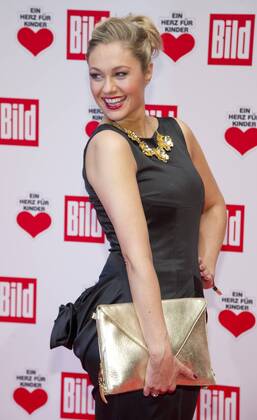 Ruth MOSCHNER, Moderatorin, Roter Teppich, Red Carpet Show, Ein Herz fuer Kinder - TV Spendengala in Berlin, Deutschland am 06.12.2014.
