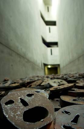 Eroeffnung Juedisches Museum in Berlin Eroeffnung des Juedischen Museum in Berlin. Viele der gezeigten Exponate behandeln das Thema Holocaust und Judenvernichtung in Deutschland. Desweiteren werden auch Exponate aus der kulturellen und religioesen Geschichte der Juden in Deutschland gezeigt. Hier: Der Memory Void, ein Ort des Nachdenkens und Besinnens. Im Memory Void wird die Skulptur Shalechet des israelischen Kuenstlers Menashe Kadishman gezeigt. Berlin, 10.09.2001