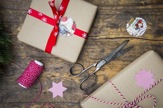 IMAGO Creative: Weihnachten, DIY, Geschenke verpacken - Nachhaltigkeit Wrapped Christmas presents and scissors on dark wood LVF002407