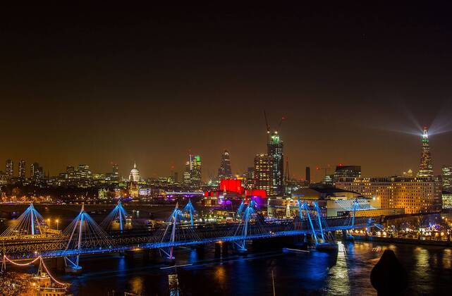 01.01.2015 , London GB Great Britain England, Feuerwerk zum Jahreswechsel Silvester Sylvester Silvesterfeuerwerk Sylvesterfeuerwerk , NYE , New Years Eve Evening , London Themse River Eye Wheel Riesenrad Stadt Metropole 2015 Skyline Bridge