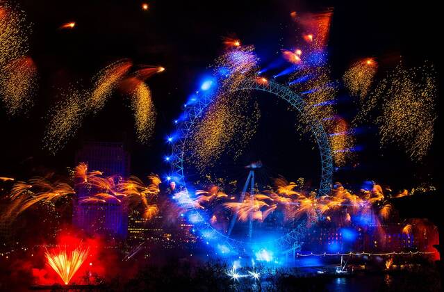 01.01.2015 , London GB Great Britain England, Feuerwerk zum Jahreswechsel Silvester Sylvester Silvesterfeuerwerk Sylvesterfeuerwerk , NYE , New Years Eve Evening , London Themse River Eye Wheel Riesenrad Stadt Metropole 2015