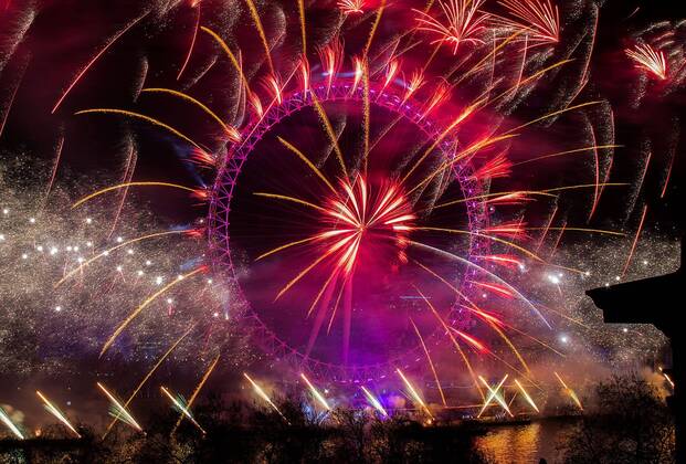 01.01.2015 , London GB Great Britain England, Feuerwerk zum Jahreswechsel Silvester Sylvester Silvesterfeuerwerk Sylvesterfeuerwerk , NYE , New Years Eve Evening , London Themse River Eye Wheel Riesenrad Stadt Metropole 2015