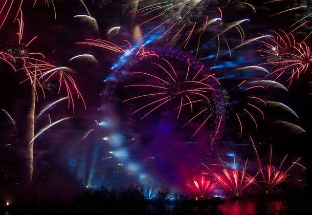 01.01.2015 , London GB Great Britain England, Feuerwerk zum Jahreswechsel Silvester Sylvester Silvesterfeuerwerk Sylvesterfeuerwerk , NYE , New Years Eve Evening , London Themse River Eye Wheel Riesenrad Stadt Metropole 2015
