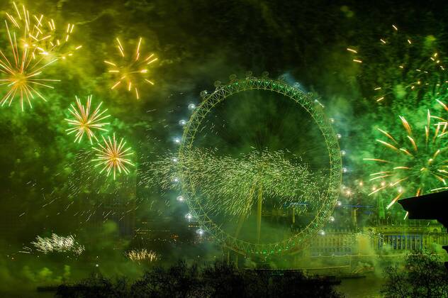 01.01.2015 , London GB Great Britain England, Feuerwerk zum Jahreswechsel Silvester Sylvester Silvesterfeuerwerk Sylvesterfeuerwerk , NYE , New Years Eve Evening , London Themse River Eye Wheel Riesenrad Stadt Metropole 2015