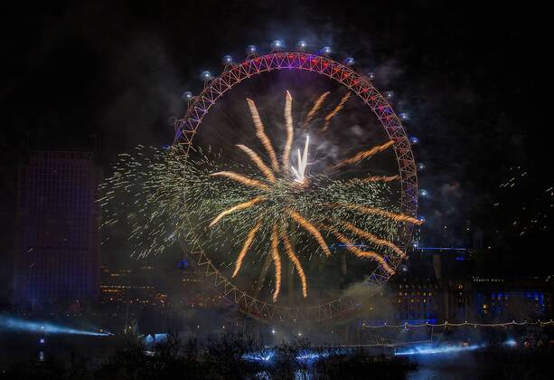 01.01.2015 , London GB Great Britain England, Feuerwerk zum Jahreswechsel Silvester Sylvester Silvesterfeuerwerk Sylvesterfeuerwerk , NYE , New Years Eve Evening , London Themse River Eye Wheel Riesenrad Stadt Metropole 2015