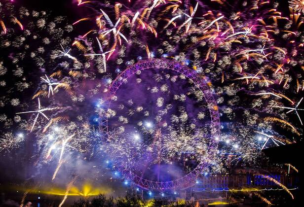 01.01.2015 , London GB Great Britain England, Feuerwerk zum Jahreswechsel Silvester Sylvester Silvesterfeuerwerk Sylvesterfeuerwerk , NYE , New Years Eve Evening , London Themse River Eye Wheel Riesenrad Stadt Metropole 2015