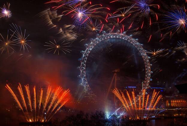 01.01.2015 , London GB Great Britain England, Feuerwerk zum Jahreswechsel Silvester Sylvester Silvesterfeuerwerk Sylvesterfeuerwerk , NYE , New Years Eve Evening , London Themse River Eye Wheel Riesenrad Stadt Metropole 2015